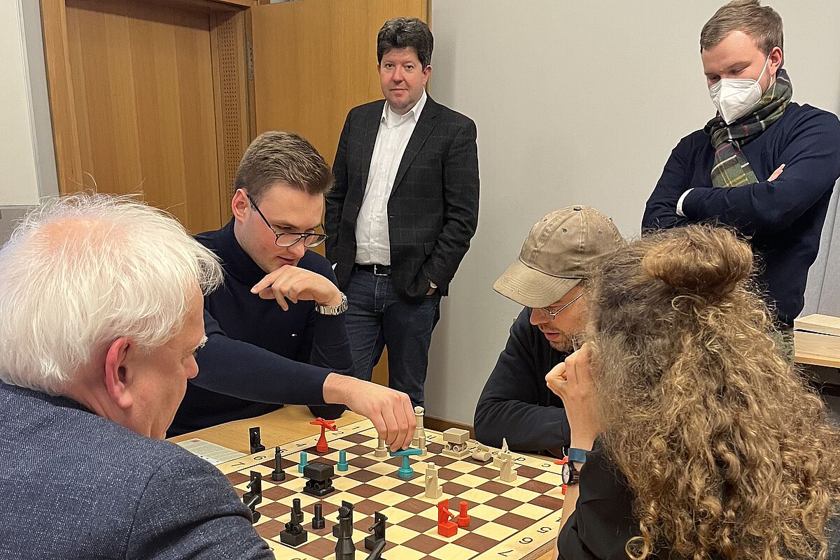 Kurs in dem von Arnold Schönberg erfundenen Koalitionsschach mit Volker Ahmels am 26.11.2022