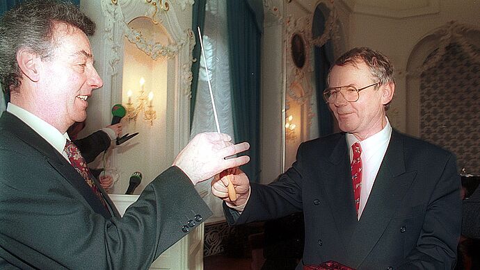 Ministerpräsident Dr. Berndt Seite ernennt Prof. Wilfrid Jochims zum Gründungsrektor.